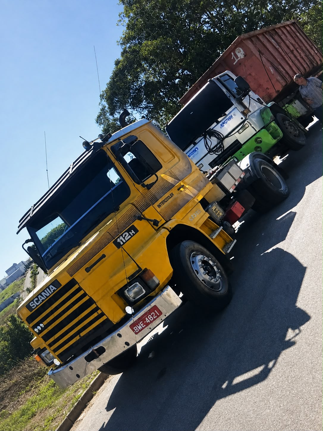 Caminhão Scania 112H sendo rebocado por guincho pesado